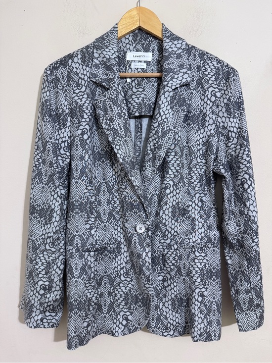 Level 99 Jackets & Blazers - NWOT Level 99 Women's Linen Blend Gray Snake-Print Blazer size L Office Party